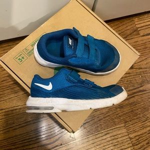 Toddler Boys size 8 Nike Max Advantage 2
